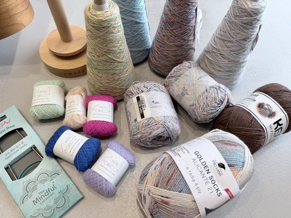 meII0w_'s tweet photo. 今回の広島旅での収穫🧶

蔦屋書店でのニッチ糸フェアでは、一期一会4本、sawada ittoのRuF2玉とヤーンスタンド、ITORICOTのミニ玉5個。
滑り込みKFSの催事ではGOLDEN SOCK、uni、気になっていたKnitProのMindfulを購入☺️
ミニ玉は一緒に編み物する子にお近付きの印としてプレゼント予定🙌🏻 https://t.co/dYtXhMkeSG