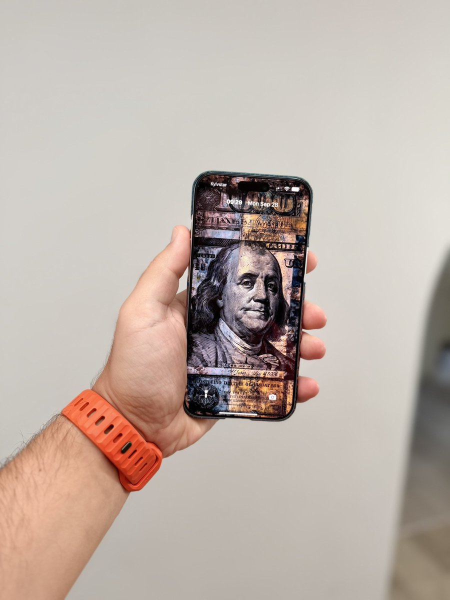 SpaceWall's tweet photo. Franklin in Focus💵
A bold $100 bill wallpaper with distressed textures and dark vintage tones. A standout look for your phone Lock Screen🙋🏻♂️
#MoneyWallpaper #BenjaminFranklin #VintageWallpaper #PhoneWallpaper #WallSpace https://t.co/BzI3YrD81N