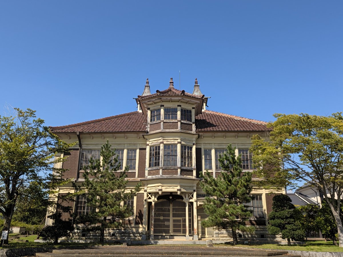 ciacdiy's tweet photo. 旧亀岡家住宅(明治37年築)
見よう見まねと揶揄された擬洋風建築
時は流れ近代西洋建築を相次いで完成させた近代JAPANで、プロがガチで作った擬洋風のド迫力！😳

当時の日本最大の輸出産業は「生糸」
群馬県が製糸でフィーバーしていった頃、亀岡家は上流工程の蚕の品種改良ビジネスで巨万の富をGET💴 https://t.co/krnUzkcEYW