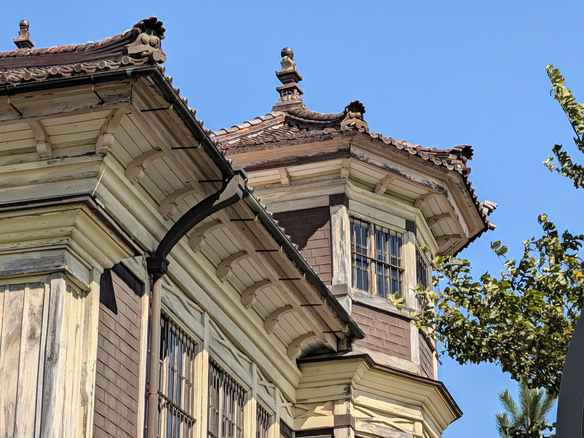 ciacdiy's tweet photo. 旧亀岡家住宅(明治37年築)
見よう見まねと揶揄された擬洋風建築
時は流れ近代西洋建築を相次いで完成させた近代JAPANで、プロがガチで作った擬洋風のド迫力！😳

当時の日本最大の輸出産業は「生糸」
群馬県が製糸でフィーバーしていった頃、亀岡家は上流工程の蚕の品種改良ビジネスで巨万の富をGET💴 https://t.co/krnUzkcEYW