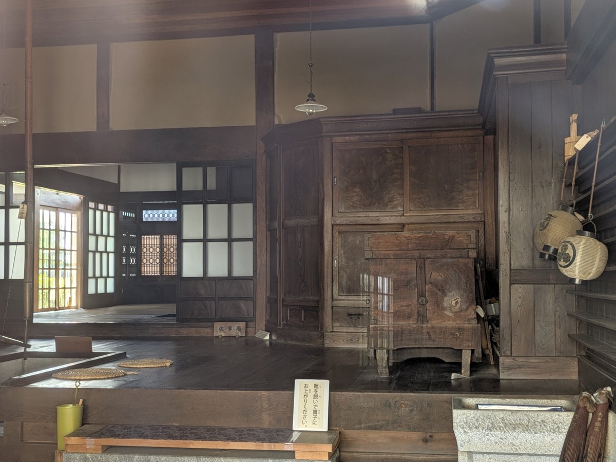 ciacdiy's tweet photo. 旧亀岡家住宅(明治37年築)
見よう見まねと揶揄された擬洋風建築
時は流れ近代西洋建築を相次いで完成させた近代JAPANで、プロがガチで作った擬洋風のド迫力！😳

当時の日本最大の輸出産業は「生糸」
群馬県が製糸でフィーバーしていった頃、亀岡家は上流工程の蚕の品種改良ビジネスで巨万の富をGET💴 https://t.co/krnUzkcEYW