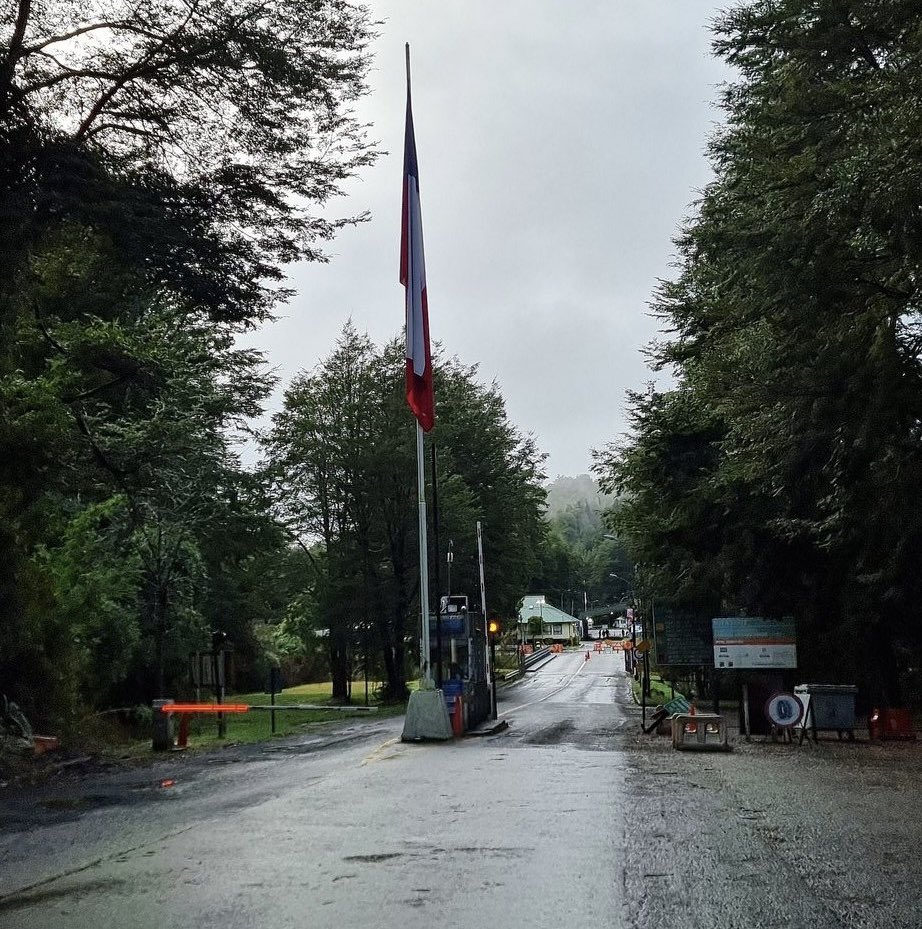 TTILosLagos's tweet photo. Pasos fronterizos:

➡️ Cardenal Samoré #Puyehue #Osorno habilitado de 08:00 a 19:00 horas para todo vehículo con porte de cadenas; Ruta CH-215 habilitada con precaución y monitoreo de Vialidad.

➡️ El Límite #Futaleufú y Río Encuentro #Palena habilitados de 08:00 a 20:00 horas para vehículos menores, hasta las 19:00 horas para camiones y buses. Rutas CH-231 y CH-235 transitables con precaución.