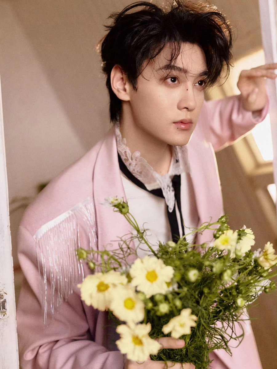 SweetCorns0714's tweet photo. (2/3)Blooms in clusters, sleeves carrying fragrance. A light rain gently moistens, the charm lingers long 💐
From Tian Xuning Studio on Weibo, 09/28/2026
#TianXuning #TianZiyu #leipeng99 https://t.co/xQNPbWPQQG