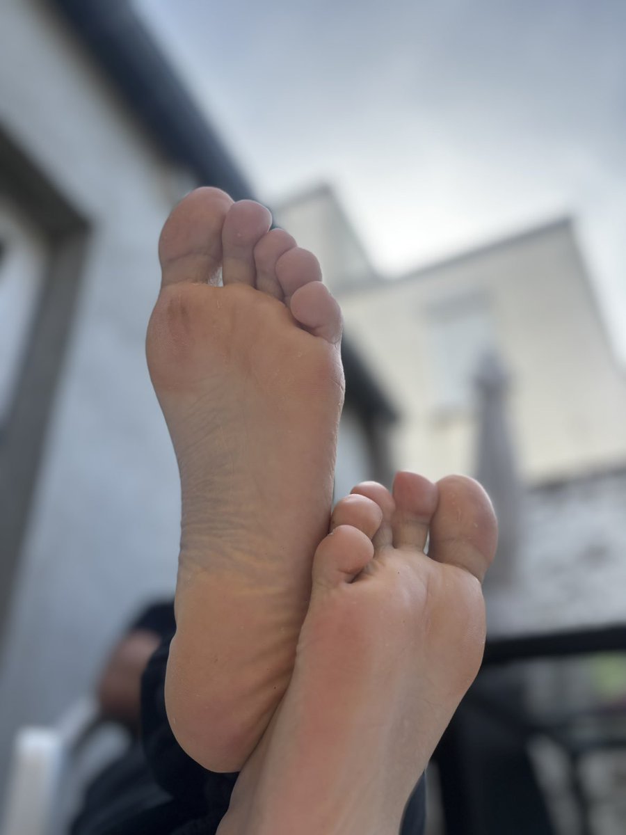 footzilla08's tweet photo. Bon lundi  les lécheur de pieds https://t.co/OEfOUjlEGE