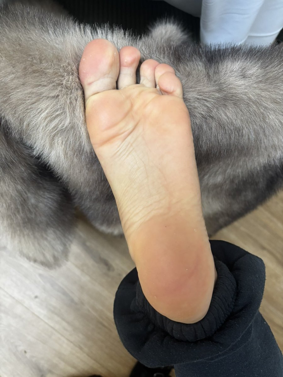 footzilla08's tweet photo. Bon lundi  les lécheur de pieds https://t.co/OEfOUjlEGE