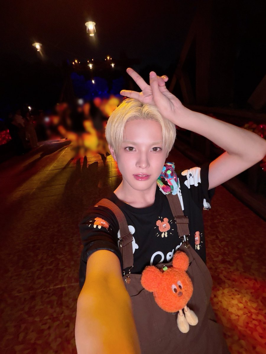 aoen_members's tweet photo. 女性セブンさんに僕と琉楓で東京ディズニーリゾートを巡りながら、たくさん取材していただきました📸🏰✨

ハロウィンならではのフードやドリンクをいただいたり、映えスポットでかわいく撮影していただきました🎃🙌

ぜひ遊びに行ってみてください！！

#女性セブン
#aoen #アオエン #優樹 #YUJU https://t.co/0ZoU8iKllS