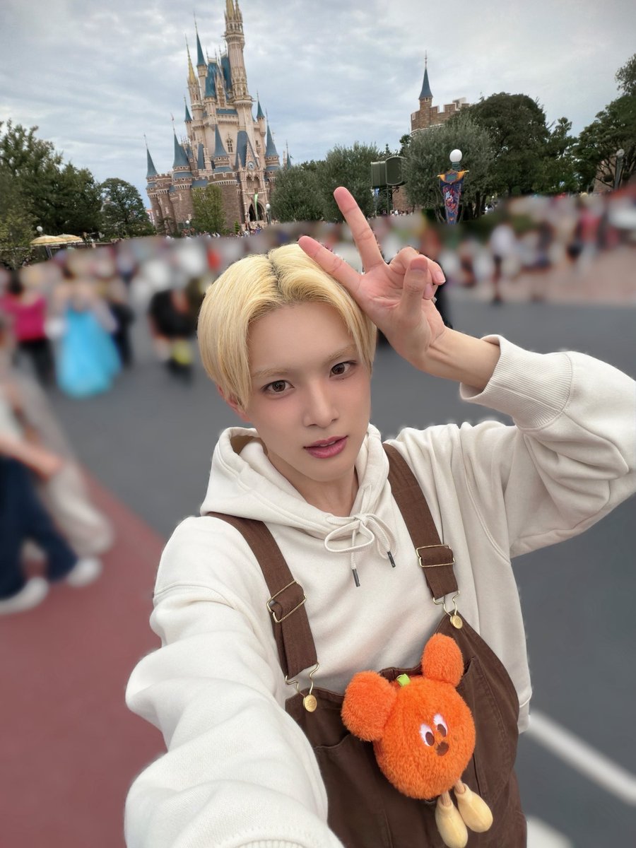 aoen_members's tweet photo. 女性セブンさんに僕と琉楓で東京ディズニーリゾートを巡りながら、たくさん取材していただきました📸🏰✨

ハロウィンならではのフードやドリンクをいただいたり、映えスポットでかわいく撮影していただきました🎃🙌

ぜひ遊びに行ってみてください！！

#女性セブン
#aoen #アオエン #優樹 #YUJU https://t.co/0ZoU8iKllS