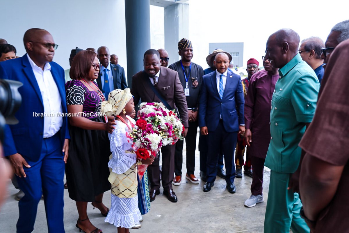 thecableng's tweet photo. PHOTOS: Ruto tours Dangote refinery, calls it a masterpiece

Kenyan President William Ruto has described the Dangote refinery as a “masterpiece of science, engineering and art,” after touring the 700,000 barrels-per-day facility in Lagos.

Ruto, who visited the refinery on Friday, after attending the United Nations General Assembly (UNGA), also reaffirmed Kenya’s commitment to partnering with Dangote Group on the proposed $17 billion East African oil refinery and petrochemical complex in Lamu.

https://t.co/VqWZhZwVXZ