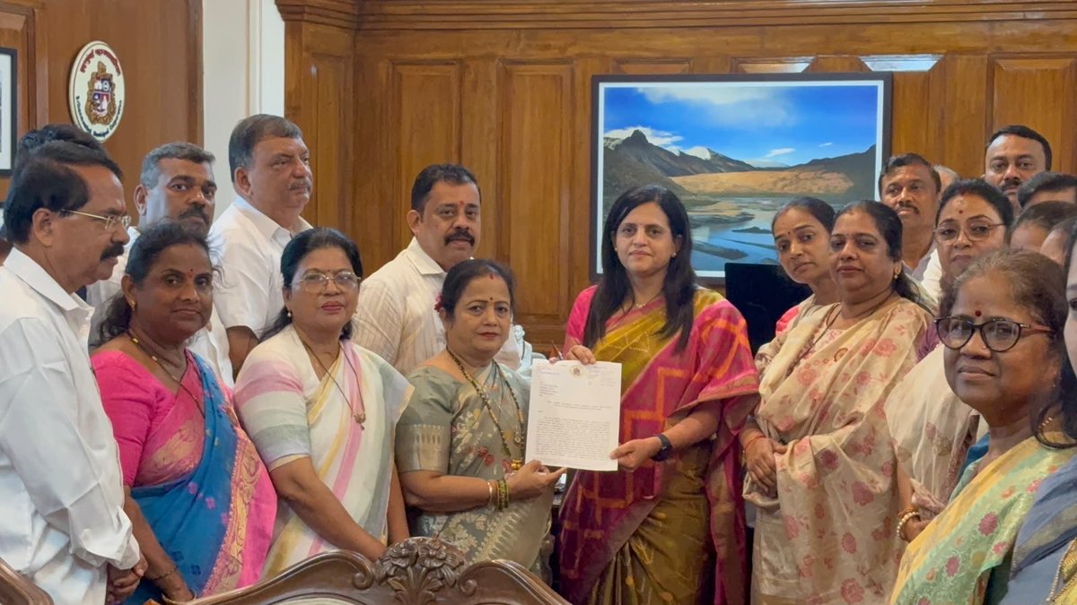 richapintoi's tweet photo. Former Mumbai mayor and UBT group leader in the BMC, Kishori Pednekar, on Monday along with party Corporators met municipal commissioner Ashwini Bhide, demanding an immediate halt to the civic body’s proposed demolition drive against slum structures exceeding 14ft in height. The drive, scheduled from October 1 to December 31, targets around 39,111 structures. Pednekar questioned the timing of the action during the festive season and sought clarity on the rehabilitation plan for affected families. She also alleged that the BMC was selectively targeting the poor while failing to act against illegal constructions by builders and developers.