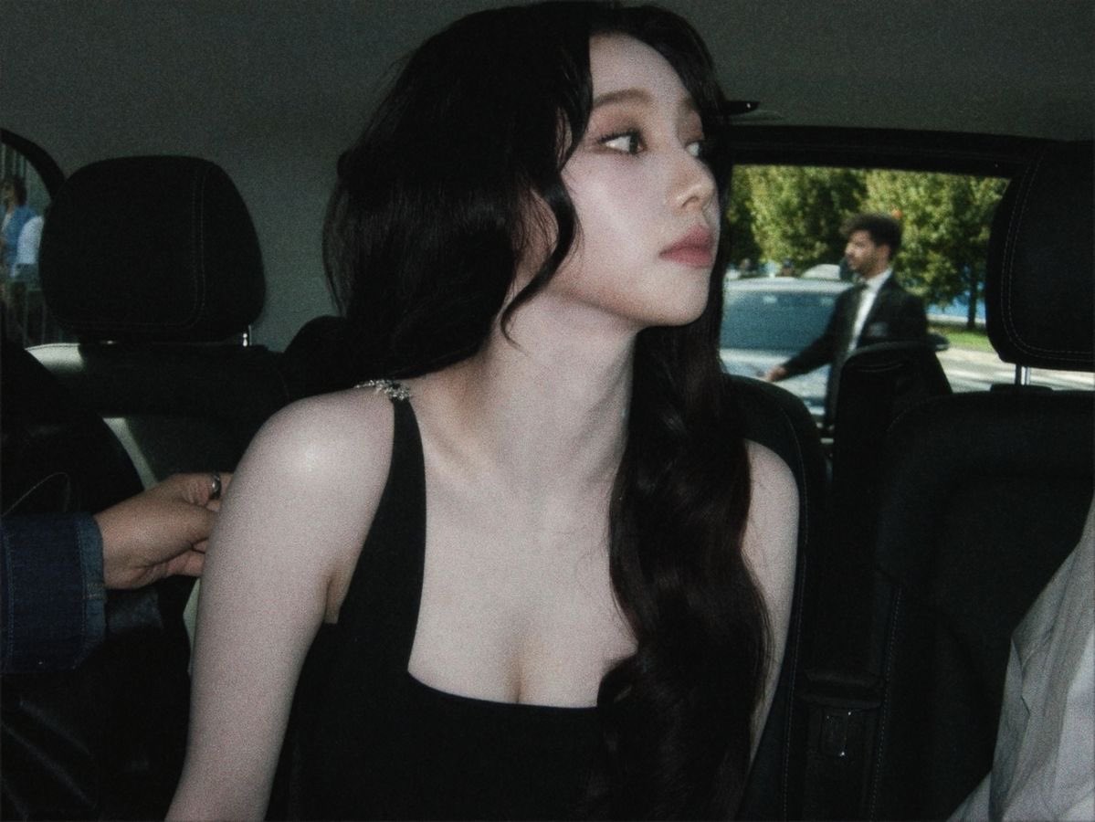 elleliora's tweet photo. in public                                      in private https://t.co/1iH7z5PjBi