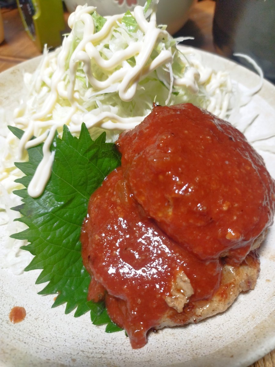 ChoshiGourmet's tweet photo. 今日の夜ご飯は玉ねぎたっぷりチキンハンバーグに土鍋ごはんです。
ガーリックソースで頂きます🙇 https://t.co/OjxDIqmphW