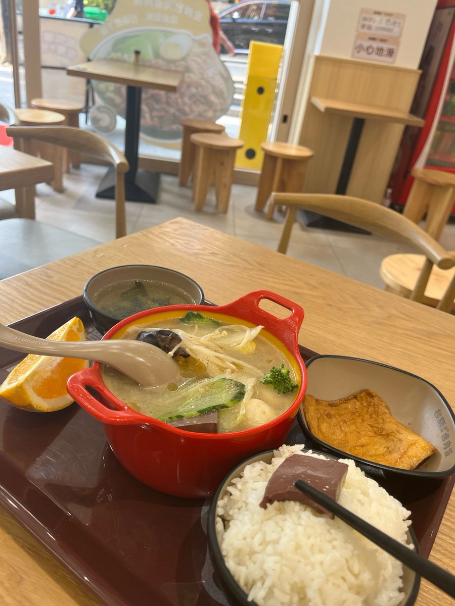 DorotheaTutfun's tweet photo. Después de la medianoche, el aroma de sopa de fideos caliente llena el pequeo local. Un café y risas suaves hacen que esta noche sea cálida. https://t.co/IL8qmtQQ3m