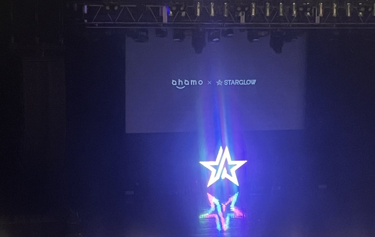 O4oZp3's tweet photo. 招待LIVEに当選して行ってきた！
STARGLOWは昨年のFES以来だったけどみんな歌声がめちゃくちゃ進化しててびっくり
カッコよかったー✨
#ahamo
#STARGLOW
#シンプルに夢をみたい https://t.co/rWeZ8dvpJ8