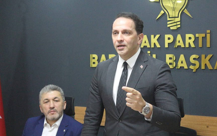 EstrofonHaber's tweet photo. 🔴 #SONDAKİKA | Mücahit Birinci:

“Türkiye'ye, millete bu kötülüğü nasıl yapabildiniz?

Hiç mi vicdan yok. Allah'a iman, Allah korkusu ve sair de mi yok?

Ahiret gününe iman da mı yok?

Yahu sen MYK MKYK Vekil Genel Başkan Yardımcısı Bakan... Herşey olmuşsun...

Fon sisteminde, millete batacak kağıtları tıkamaya nasıl utanmadın. Fon uçtu güven kazandı uçtu güven kazandı, haber aldınız patlatacaklar, tam zamanında eldekileri çıkarıp tıkadınız... Dahası tüm Borsa sistemine milyarlarca lira zarar verdiniz. Bütün insanların zararından sizler sorumlusunuz. 

Yahu siz Türkiye'yi hiç mi sevmediniz?

Bu milleti hiç mi sevmediniz?

Bunu millete nasıl yaptınız?

Bakın 10 gündür mesaj kutum, borsada bulunan ne fona ne başka bir işe bulaşmamış standart dar gelirli yatırımcıların mesajları ile dolu. 

Hisseleri 10 gündür taban gidiyor. Hisse satışı yapamıyorlar. Alıcı yok. Paraları gözlerinin önünde eriyor. Kiminin okul taksidi, kiminin hastane parası, kiminin kredi kart parası...

Bu kötülüğü bu insanlara nasıl yaptınız?”