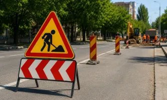 Elenaandrerkd's tweet photo. De azi, traficul se schimbă pe mai multe străzi din Chișinău. Ismail, Renașterii Naționale și Sihastrului intră în lucrări, iar în centru sunt restricții temporare. Ca inginer, sunt curioasă cât de bine va fi organizat totul. #Chișinău https://t.co/slaaQhHbTx