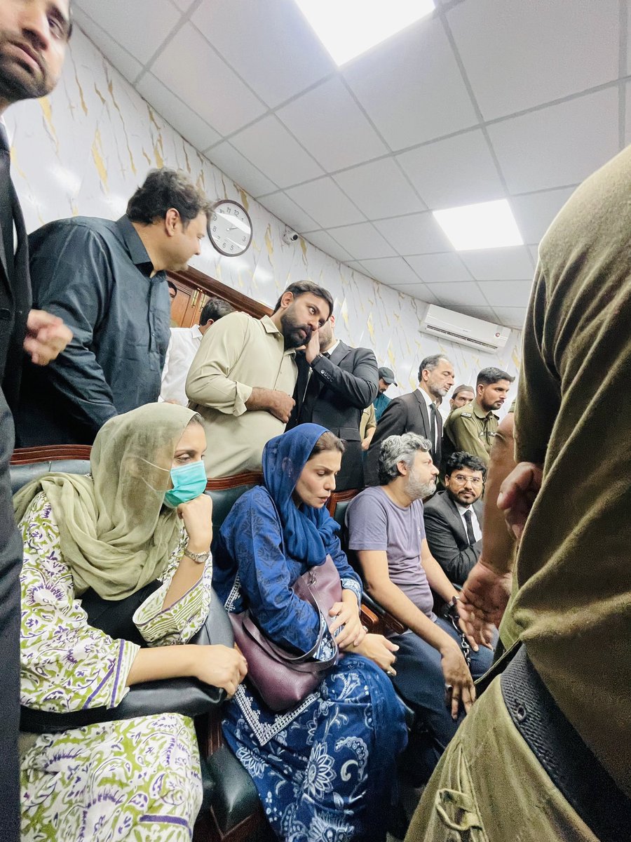 masoomamiradv's tweet photo. حماد اظہر صاحب کو پہلے 21 روزہ جسمانی ریمانڈ پر رکھا گیا اور اب مزید 7 روزہ جسمانی ریمانڈ دے دیا گیا۔ اتنے طویل جسمانی ریمانڈ پر سنجیدہ قانونی سوالات اٹھتے ہیں۔ کیا کسی زیرِ حراست شخص کے ساتھ ایسا سلوک منصفانہ قانونی عمل کے تقاضوں سے مطابقت رکھتا ہے؟

حماد اظہر ایک تعلیم یافتہ اور فارن کوالیفائیڈ بیرسٹر ہیں، جنہوں نے پاکستان واپس آکر ملک کی خدمت کی۔ وہ پاکستان کی FATF Coordination Committee کی قیادت بھی کر چکے ہیں اور FATF ایکشن پلان پر پاکستان کی پیش رفت میں ان کا اہم سرکاری کردار رہا ہے۔

اختلافِ رائے یا سیاسی وابستگی کسی شہری کے آئینی اور قانونی حقوق ختم نہیں کرتی۔ حکومت اور تفتیشی اداروں کو یہ یقینی بنانا چاہیے کہ حماد اظہر کے ساتھ قانون کے مطابق سلوک ہو، انہیں مؤثر قانونی معاونت حاصل ہو اور منصفانہ ٹرائل کے تمام تقاضے پورے کیے جائیں۔

پاکستان کو مزید سیاسی کشیدگی اور انتقامی کارروائیوں کے تاثر کی نہیں بلکہ آئین، قانون اور انصاف کی بالادستی کی ضرورت ہے۔ کسی بھی شہری، خصوصاً پڑھے لکھے نوجوانوں کو دہشت گردی کے مقدمات میں محض سیاسی اختلاف کی بنیاد پر طویل حراست کا سامنا نہیں ہونا چاہیے۔

معصومہ میر ایڈووکیٹ
مرکزی ترجمان، انصاف لائرز فورم پاکستان (ILF)
@Hammad_Azhar 
@salmanAraja 
@sh_basra 
@SalmanKNiazi1 
@PTIofficial 
@NaeemPanjuthaa 
@shameenpti