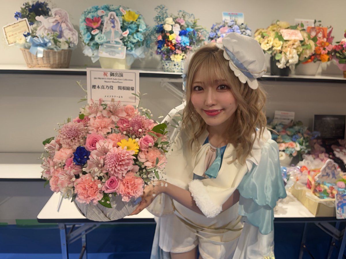 s_hitomi_'s tweet photo. #シャニマスソロライブMSP でいただいたお花💐❤︎③

オールマイシャイニーをお花にしたらこれになる！そんなお花！
明るい色合いでかわいい☺️
真ん中にピンクが！衣装に身を包んだ真乃だね♡

ねえ（ ;  ; ）
真乃がふたりを包み込んでるってこと？！🥹✨✨
素敵！ https://t.co/j5CJb8c3zi