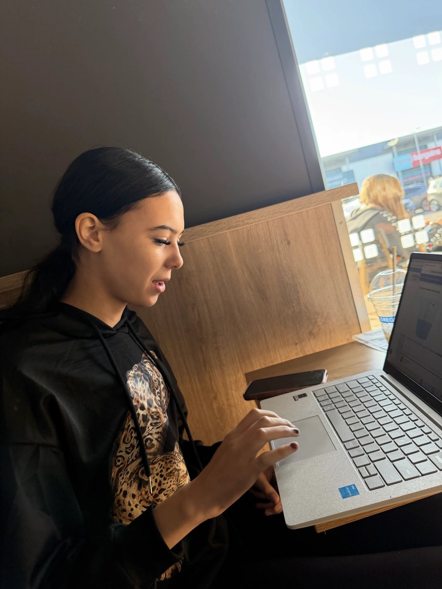EsteemStaffs's tweet photo. Alongside academic study, our sessions give students opportunities to explore future career pathways.

For this student, sessions have combined studies alongside practising make-up on a training model at a salon.

🔹Learning today. Exploring pathways for tomorrow. https://t.co/pU9Rk7Qu40