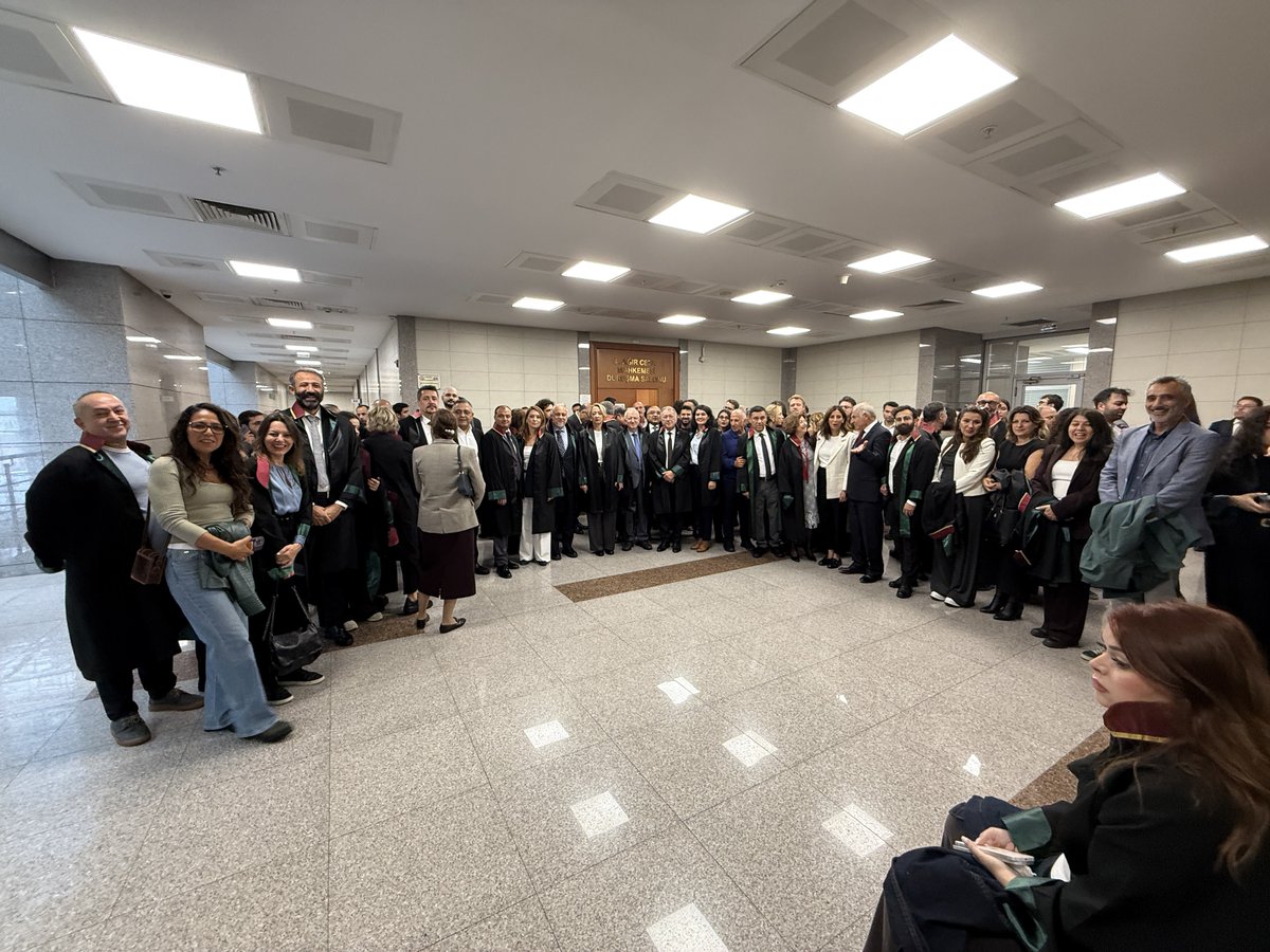 istbarosu's tweet photo. İstanbul Barosu Başkanı Av. Prof. Dr. İbrahim Özden Kaboğlu ve Yönetim Kurulu üyeleri, 88 gündür Çorlu Karatepe Yüksek Güvenlikli Cezaevinde bulunan komedyen Deniz Göktaş’ın davasının ilk duruşmasını TBB Başkan Yardımcısı Av. Bahar Candemir ve TBB yöneticileri, İzmir Barosu Başkanı Av. Sefa Yılmaz ve Ankara Barosu yöneticileri ile birlikte takip etti.

Yönetenlerin mizah yoluyla eleştiriye toleransı, bir toplumun demokrasi eşiğinin en büyük göstergelerindendir. Demokratik toplumun ve hukuk devletinin temeli olan ifade özgürlüğünü her koşulda savunmaya devam edeceğiz.