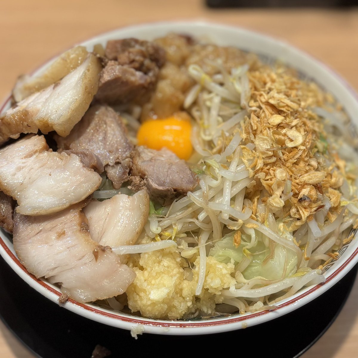 Match_B_BT's tweet photo. 🐷⛰️
ミニ豚汁無し
ミニ冷やし中華
どちらもニンニクヤサイマシマシアブラ

シールが欲しくて行ったんですが、シールはもうなかったです

汁無しを食べて1時間後に冷やし中華を食べましたけど、やっぱり二郎系は温かい方が好みです

って言うか、最近、食欲が非常に増えてしまって…秋だからかなぁ… https://t.co/O3kRqmwGbf
