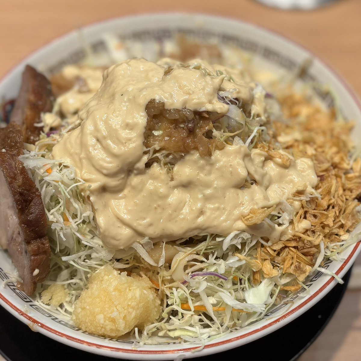 Match_B_BT's tweet photo. 🐷⛰️
ミニ豚汁無し
ミニ冷やし中華
どちらもニンニクヤサイマシマシアブラ

シールが欲しくて行ったんですが、シールはもうなかったです

汁無しを食べて1時間後に冷やし中華を食べましたけど、やっぱり二郎系は温かい方が好みです

って言うか、最近、食欲が非常に増えてしまって…秋だからかなぁ… https://t.co/O3kRqmwGbf