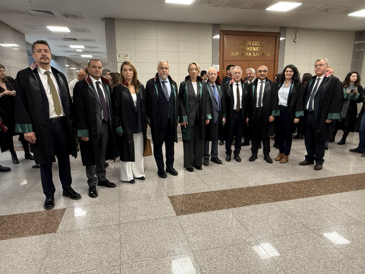 istbarosu's tweet photo. İstanbul Barosu Başkanı Av. Prof. Dr. İbrahim Özden Kaboğlu ve Yönetim Kurulu üyeleri, 88 gündür Çorlu Karatepe Yüksek Güvenlikli Cezaevinde bulunan komedyen Deniz Göktaş’ın davasının ilk duruşmasını TBB Başkan Yardımcısı Av. Bahar Candemir ve TBB yöneticileri, İzmir Barosu Başkanı Av. Sefa Yılmaz ve Ankara Barosu yöneticileri ile birlikte takip etti.

Yönetenlerin mizah yoluyla eleştiriye toleransı, bir toplumun demokrasi eşiğinin en büyük göstergelerindendir. Demokratik toplumun ve hukuk devletinin temeli olan ifade özgürlüğünü her koşulda savunmaya devam edeceğiz.