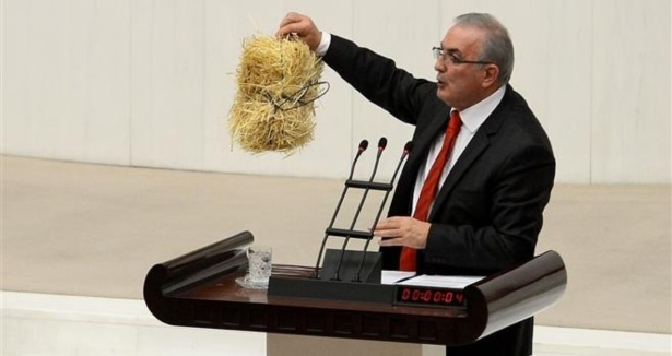 Zekeriya_Say's tweet photo. 22, 23 ve 24. dönem CHP Ardahan Milletvekili Ensar Öğüt'ün kardeşi İsmet Öğüt’ün ismi de fon krizine karıştı.
*
“Balıkçı İsmet” olarak bilinen İsmet Öğüt adına  1 Temmuz-16 Eylül 2026 tarihleri arasında toplam 3 milyar 92 milyon 75 bin 513 TL tutarında fon çıkışı bulunduğu tespit edildi.
*
Ensari Öğüt, Meclis'e bol bol saman getirirdi..
*
Fon vurgununda faturayı sadce dindar insanlara ve iktidara kesmeye çalışanlara afiyet olsun...