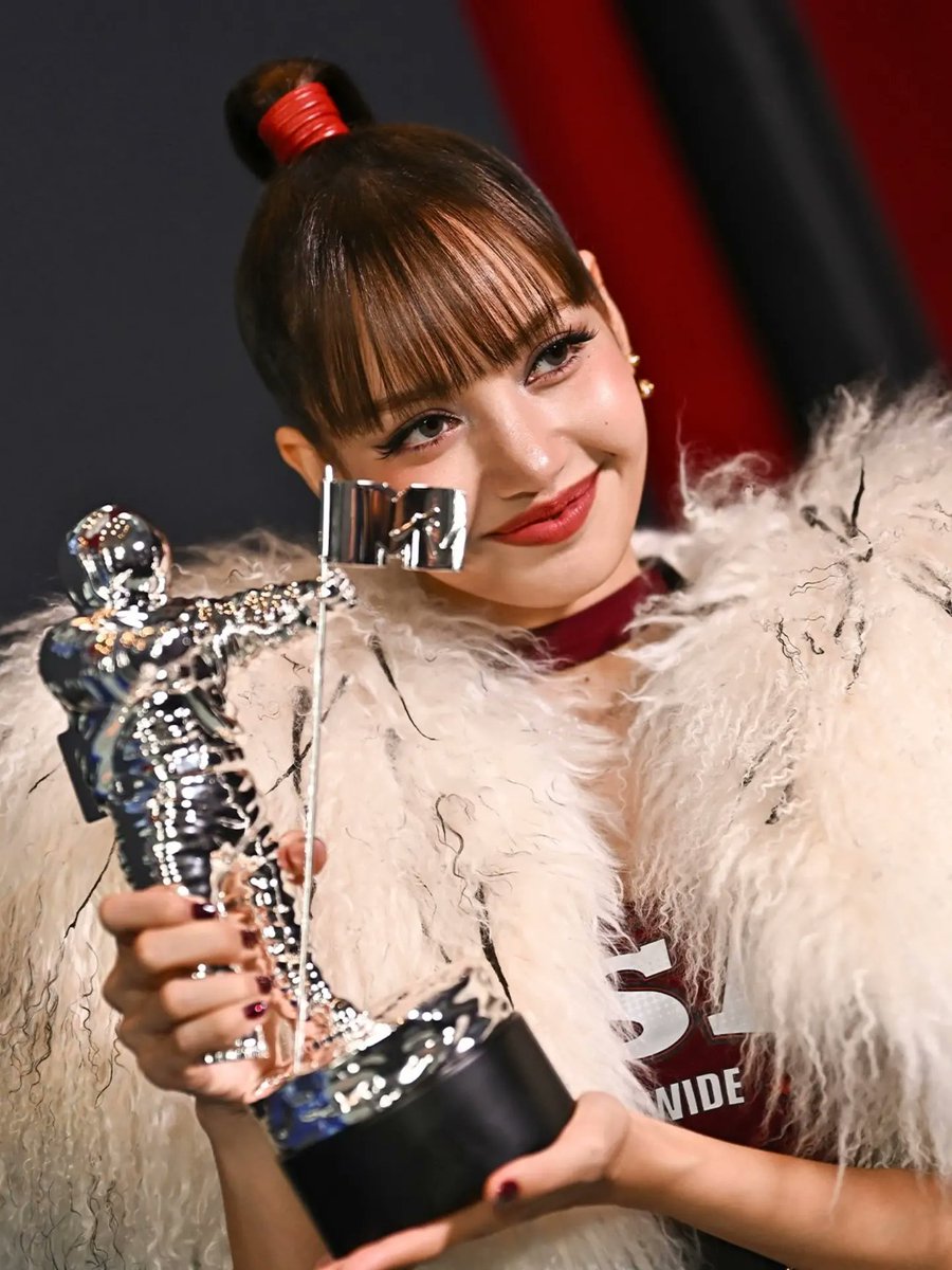 updatesblckpnk's tweet photo. #LISA wins "Best Pop" at the #VMAs with “Dream"

#BLACKPINK https://t.co/UMlfgCWUg1