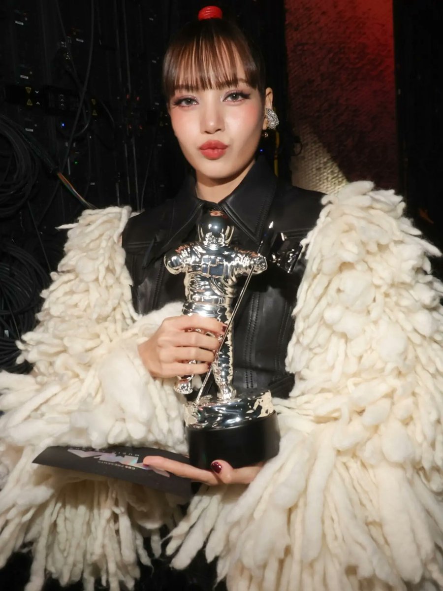 updatesblckpnk's tweet photo. #LISA wins "Best Pop" at the #VMAs with “Dream"

#BLACKPINK https://t.co/UMlfgCWUg1