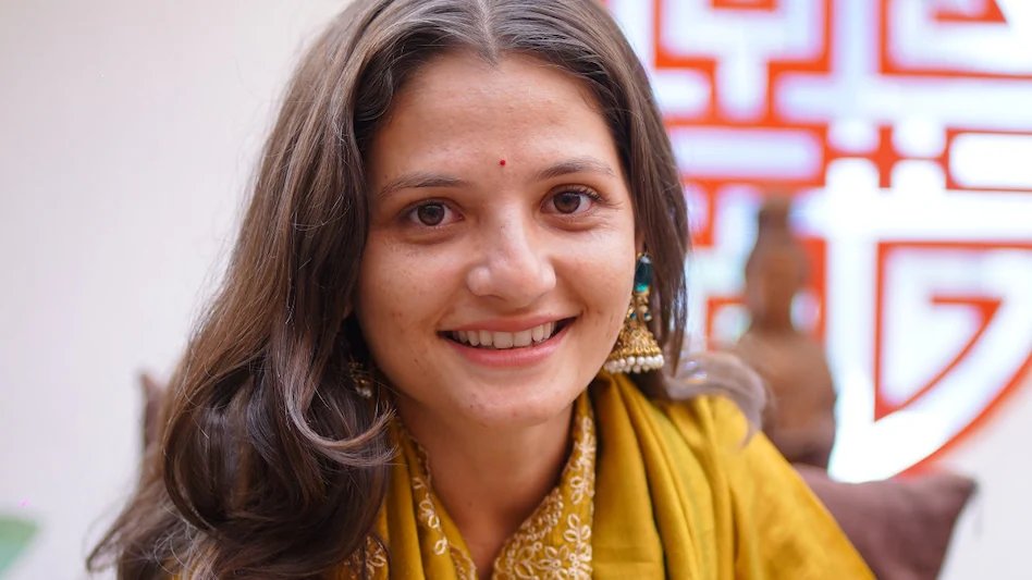aajtak's tweet photo. बिग बॉस की Ex कंटेस्टेंट गिरफ्तार, 65 साल के बुजुर्ग संग की मारपीट, दी ज��न से मारने की धमकी 

बिग बॉस मराठी 6 की पूर्व कंटेस्टेंट और इन्फ्लुएंसर दिव्या शिंदे को पुणे पुलिस ने गिरफ्तार किया है. उन पर 65 वर्षीय रिटायर्ड मेडिकल ऑफिसर संग मारपीट करने, धमकाने और पैसे मांगने का आरोप है.

पूरी ख़बर: https://t.co/5AH8qDkwFL

#BiggBossContestant #Arrested #AssaultCase #ThreatCase