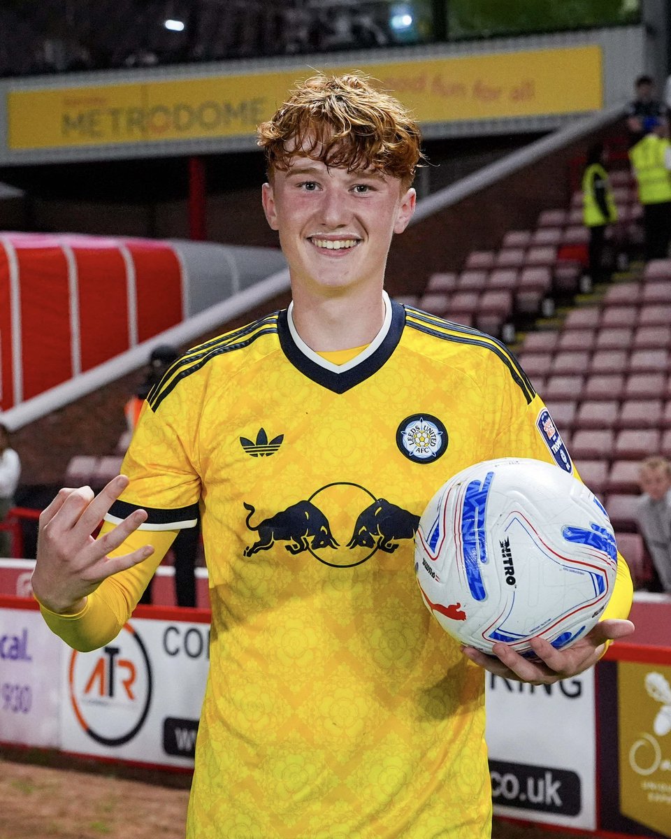 staceypwincess's tweet photo. HAT-TRICK HERO! 🤩💫

Take a bow, Callum Mills 👏 #LUFC @LUFC https://t.co/e8bqan1KsT