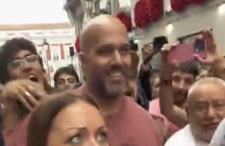 davidsantosvlog's tweet photo. La Charo ha agredido a un hombre y el calvo sebosos le ha quitado el micro a Bertrand Ndongo. 

No podemos permitir que estos despojos sociales pinten nada en España. https://t.co/NPrhcQD9wX