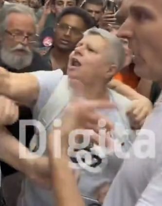 davidsantosvlog's tweet photo. La Charo ha agredido a un hombre y el calvo sebosos le ha quitado el micro a Bertrand Ndongo. 

No podemos permitir que estos despojos sociales pinten nada en España. https://t.co/NPrhcQD9wX