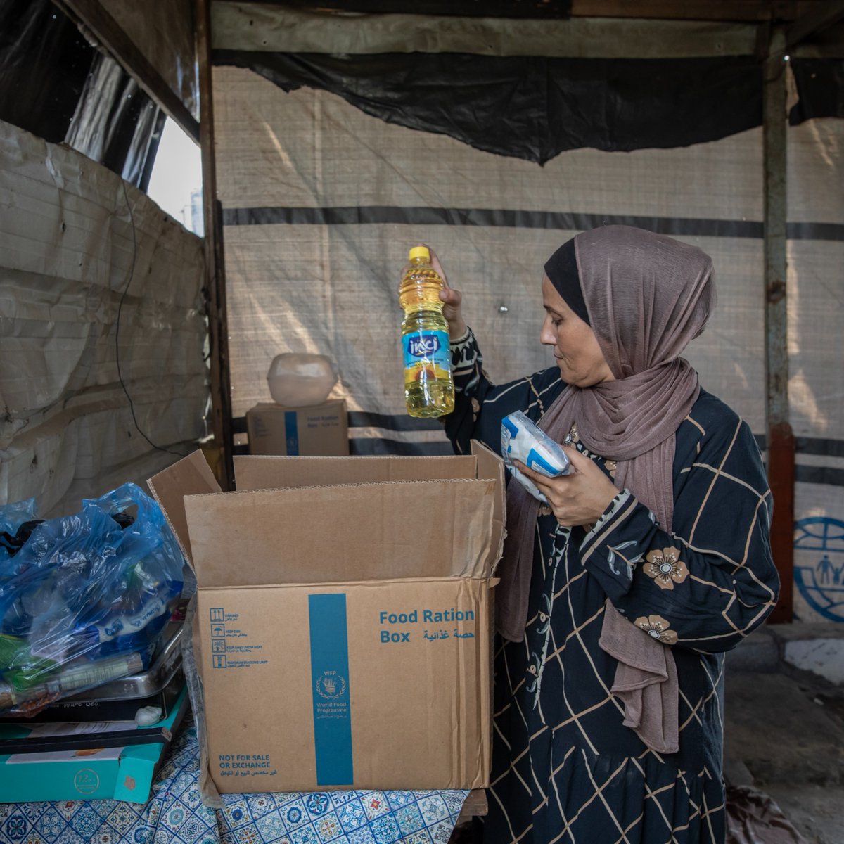 WFP_MENA's tweet photo. 📍 #Gaza
After losing her husband, Rahma was left to care for her seven children in a shelter beside the ruins of their home.

Through WFP’s cash-for-work programme, she works with women in her community to turn WFP flour sacks into shades &amp; tote bags—helping support her family. https://t.co/PzfA2129D9