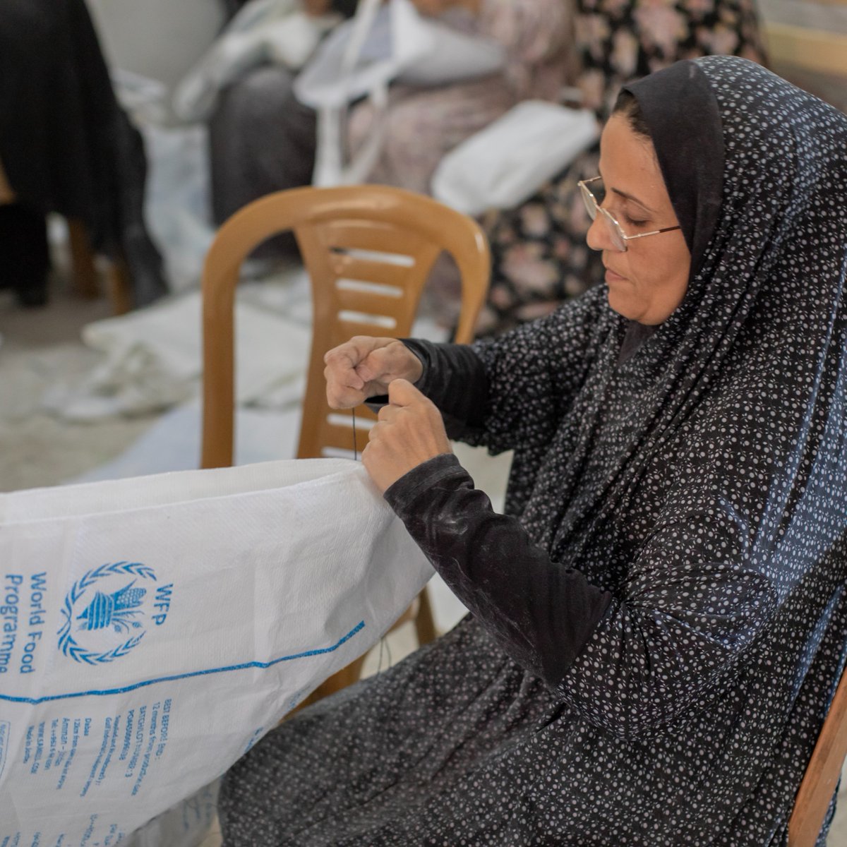 WFP_MENA's tweet photo. 📍 #Gaza
After losing her husband, Rahma was left to care for her seven children in a shelter beside the ruins of their home.

Through WFP’s cash-for-work programme, she works with women in her community to turn WFP flour sacks into shades &amp; tote bags—helping support her family. https://t.co/PzfA2129D9