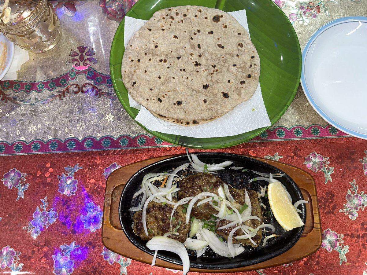 zigzagzigz73597's tweet photo. TAJ BIRYANI HOUSE タージビリヤニハウスのチャプリケバブとロティ。
平日夜ですが、日本人のお客さんで賑わっておりました😄 https://t.co/TwaU6iqnrK