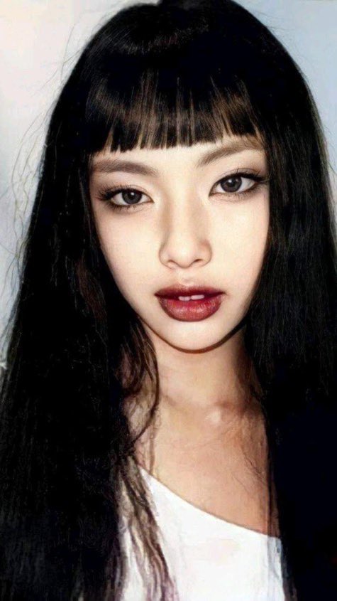 yappercorre's tweet photo. Hyein and Iroha has black straight hair 
This is their debut formula 
This is 2000s style which is Newjeans concept 
Newjeans and illit both from hybe 
There is a small time interval between Newjeans and Illit that harms Newjeans when they are copied
Belift used Newjeans plan https://t.co/5NJbZzuNZw