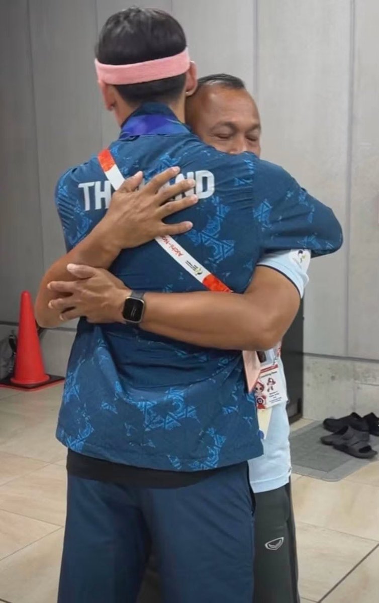PastelLifeLines's tweet photo. เย็นนี้ส่งใจเชียร์จอชชัวต่อใน วิ่งผลัด 4x400M 

นายกสมาคมกีฬากรีฑาฯ เข้าไปพูดคุยและให้กำลังใจ "จอชชัว โรเบิร์ต แอทคินสัน" พร้อมคุณแม่ รับฟังปัญหาและความคิดเห็นเพื่อนำมาปรับปรุงการดูแล วางแผนซ้อม และดันลงแข่งระดับอินเตอร์อย่างเหมาะสมและต่อเนื่อง 
มาร่วมส่งพลังใจให้ทัพนักกีฬาไทยไปพร้อมกัน