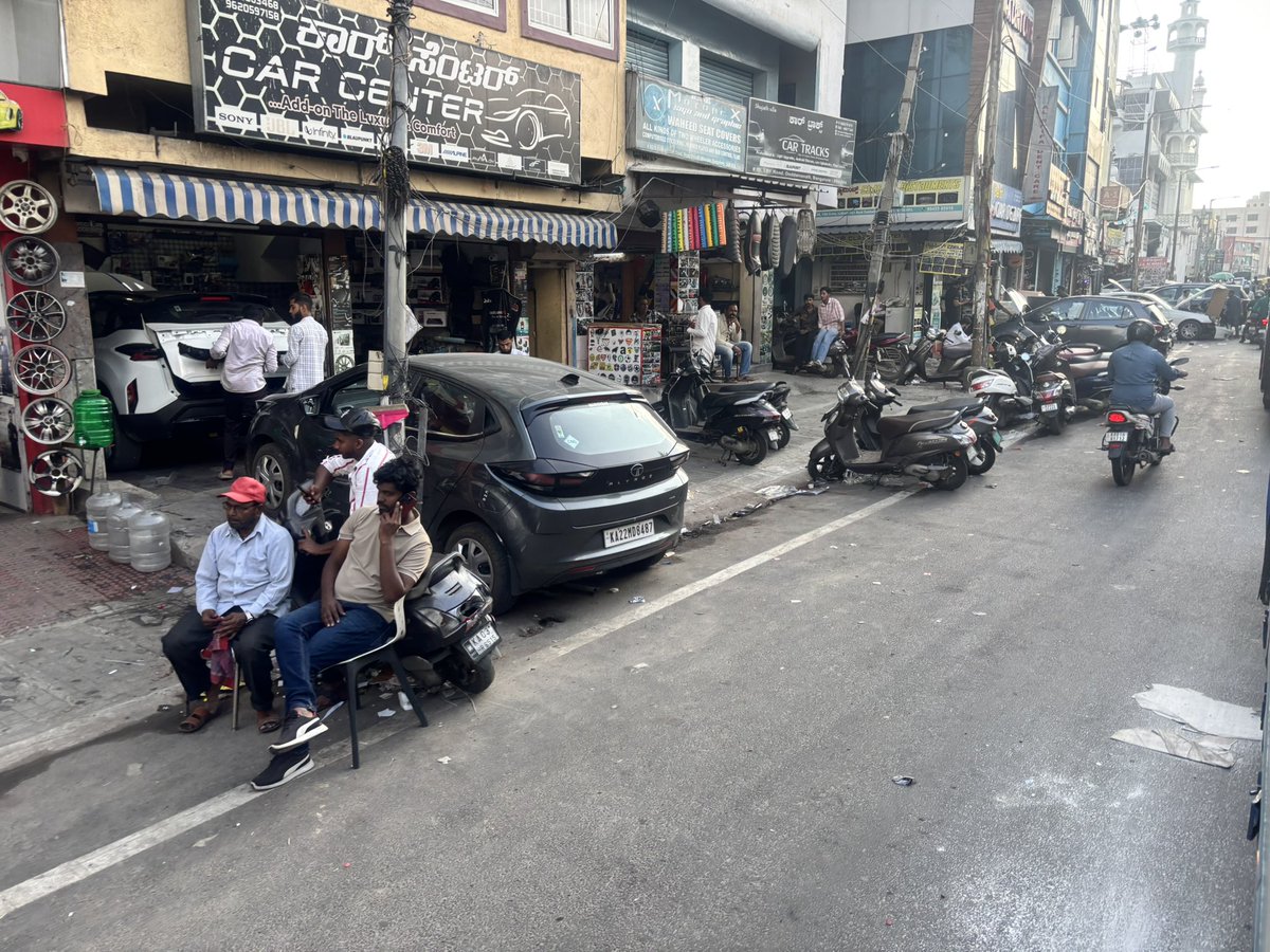 bengalurupost1's tweet photo. Lalbagh Fort Road, Doodamavalli 🚶‍♂️🚗

Footpath? Taken over.
Road? Half occupied.
Pedestrians? Struggling.
Vehicles? Struggling.

So… where exactly are we supposed to go? 😌 

@BCCCofficial @blrcitytraffic https://t.co/5cnkDyw4A4