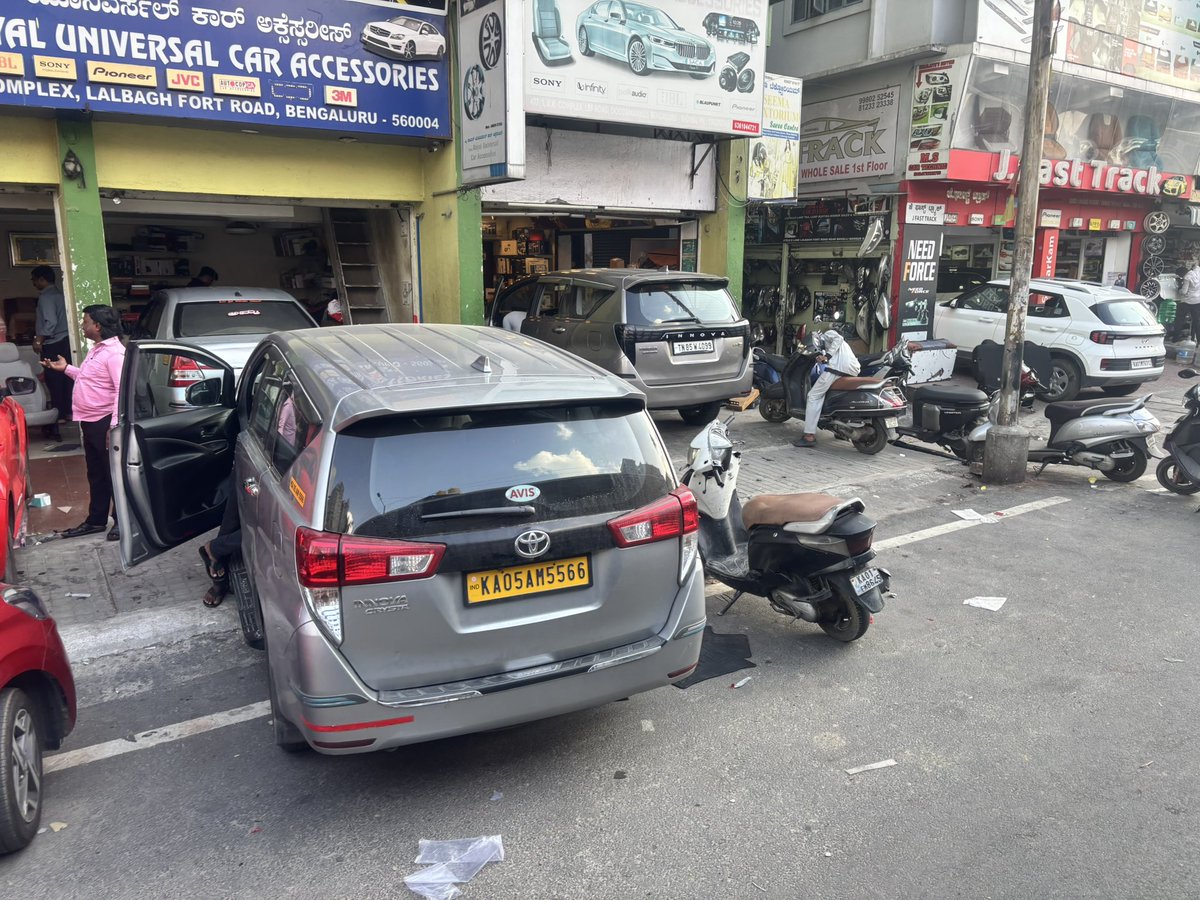 bengalurupost1's tweet photo. Lalbagh Fort Road, Doodamavalli 🚶‍♂️🚗

Footpath? Taken over.
Road? Half occupied.
Pedestrians? Struggling.
Vehicles? Struggling.

So… where exactly are we supposed to go? 😌 

@BCCCofficial @blrcitytraffic https://t.co/5cnkDyw4A4