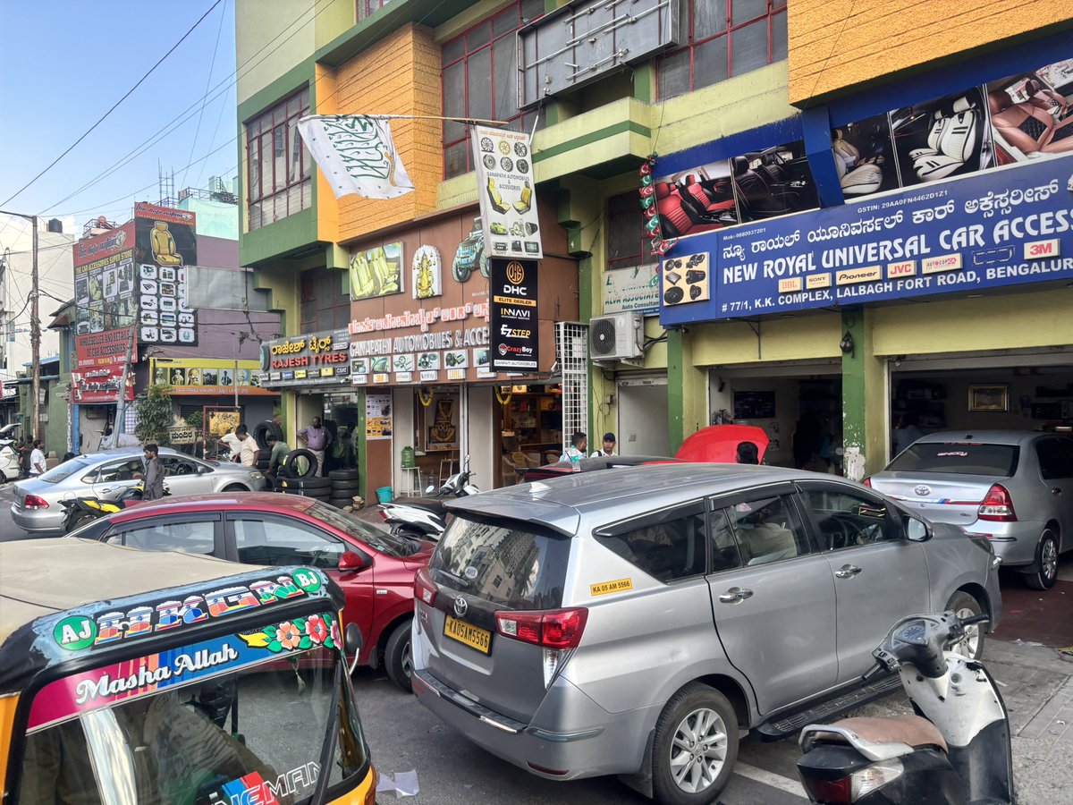 bengalurupost1's tweet photo. Lalbagh Fort Road, Doodamavalli 🚶‍♂️🚗

Footpath? Taken over.
Road? Half occupied.
Pedestrians? Struggling.
Vehicles? Struggling.

So… where exactly are we supposed to go? 😌 

@BCCCofficial @blrcitytraffic https://t.co/5cnkDyw4A4
