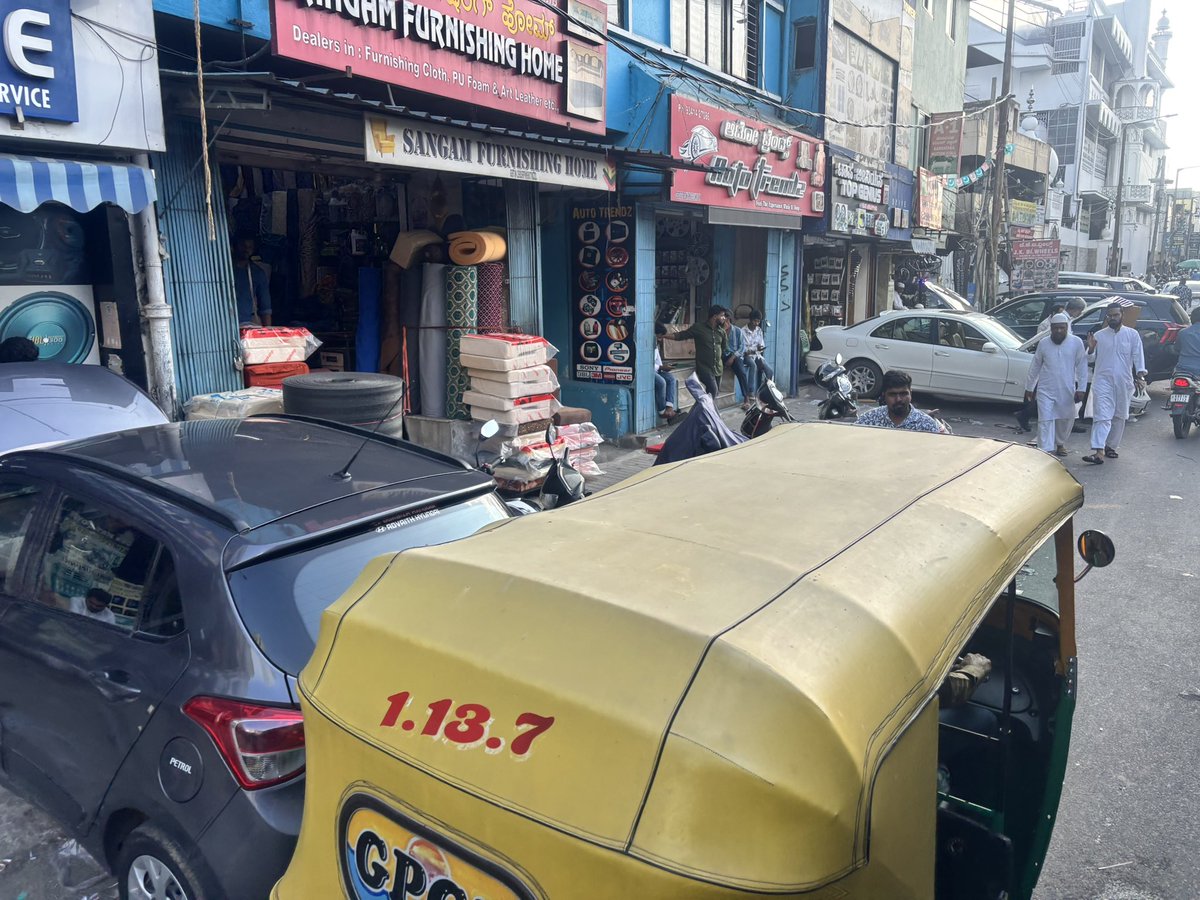 bengalurupost1's tweet photo. Lalbagh Fort Road, Doodamavalli 🚶‍♂️🚗

Footpath? Taken over.
Road? Half occupied.
Pedestrians? Struggling.
Vehicles? Struggling.

So… where exactly are we supposed to go? 😌 

@BCCCofficial @blrcitytraffic https://t.co/5cnkDyw4A4