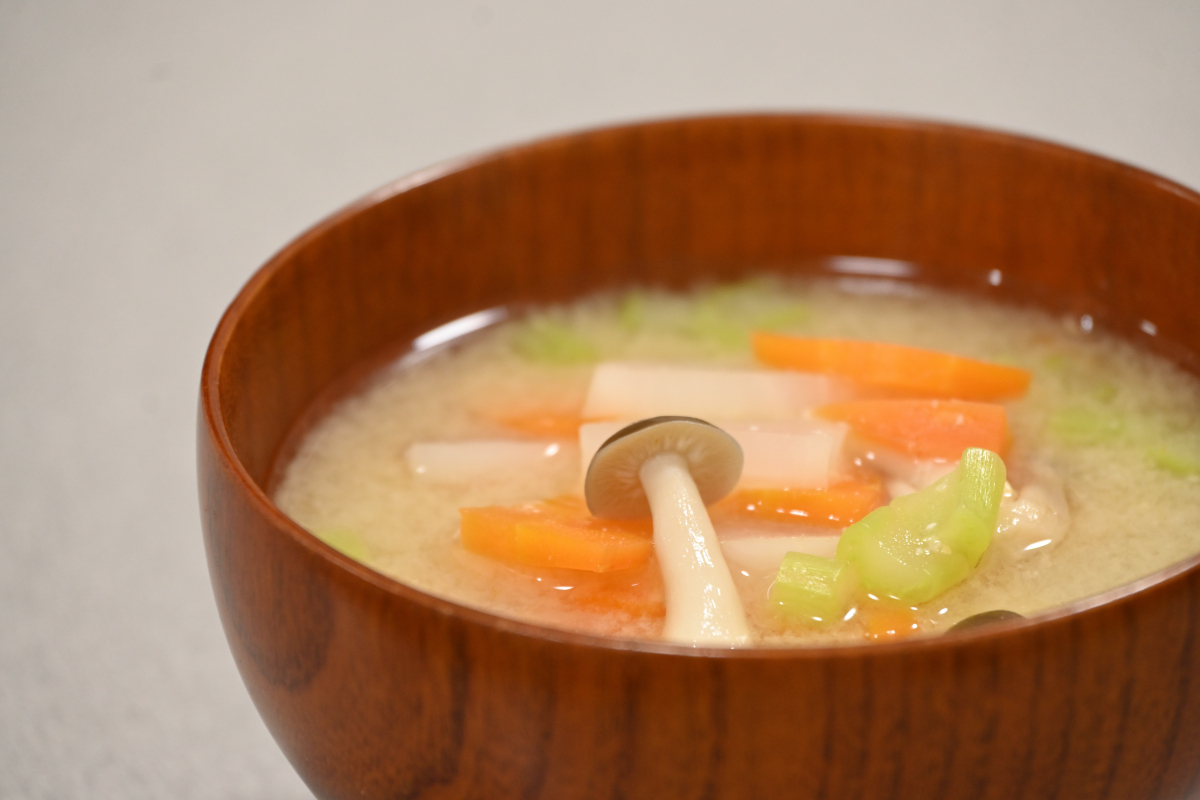 yoshithought's tweet photo. 「昔取った杵柄」

感覚を思い出しながら即興で味噌汁を作った。
出汁無しで味はどうかと思ったが、出汁無しでも十分美味しかった。
味噌汁を作るのは約10年以上ぶり。 https://t.co/eSAbvvgUQf