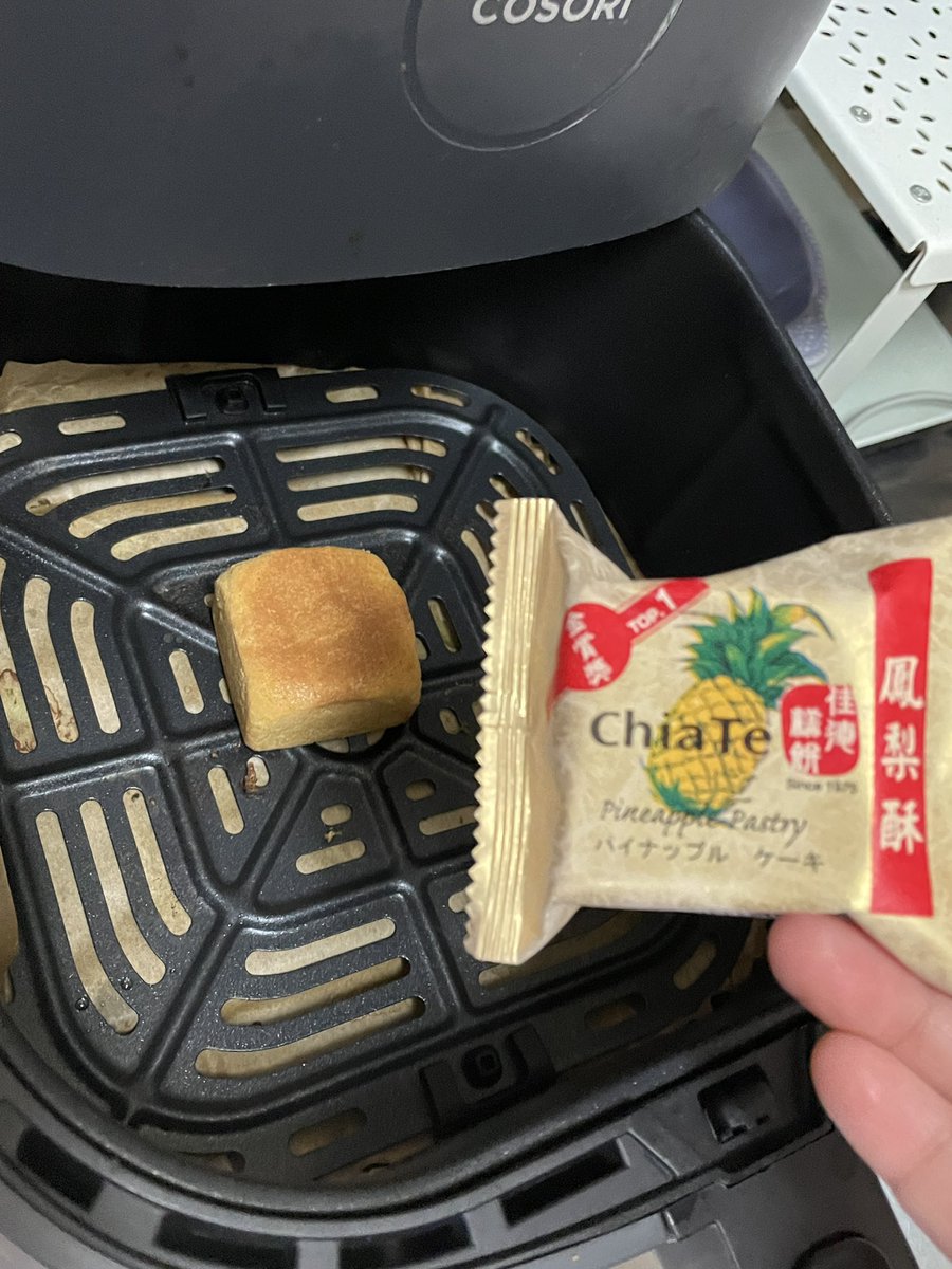 URAN1017's tweet photo. パイナップルケーキをトースターなどでリベイクすると生地はサクフワ中の餡は柔らかくなって甘味も増す気がして美味です https://t.co/yzYA4IF1SS
