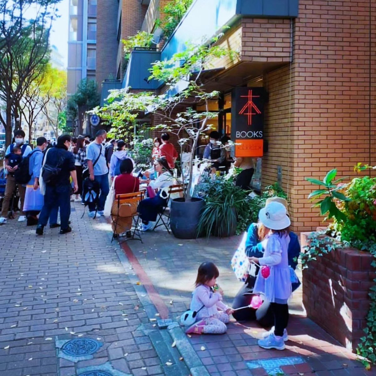 bookuoka's tweet photo. ⁡⁡【BOOKUOKA2026ボランティアスタッフ募集】
2026年のブックオカに向けてボランティアスタッフ募集します。
説明会を１０月１１日(日)に開催予定です！

日時：２０２６年１０月１１日(日)　１８:３０～１９:３０
会場：ブックスキューブリック箱崎店 2F カフェ&amp;ギャラリー https://t.co/MgDiNBMjWW