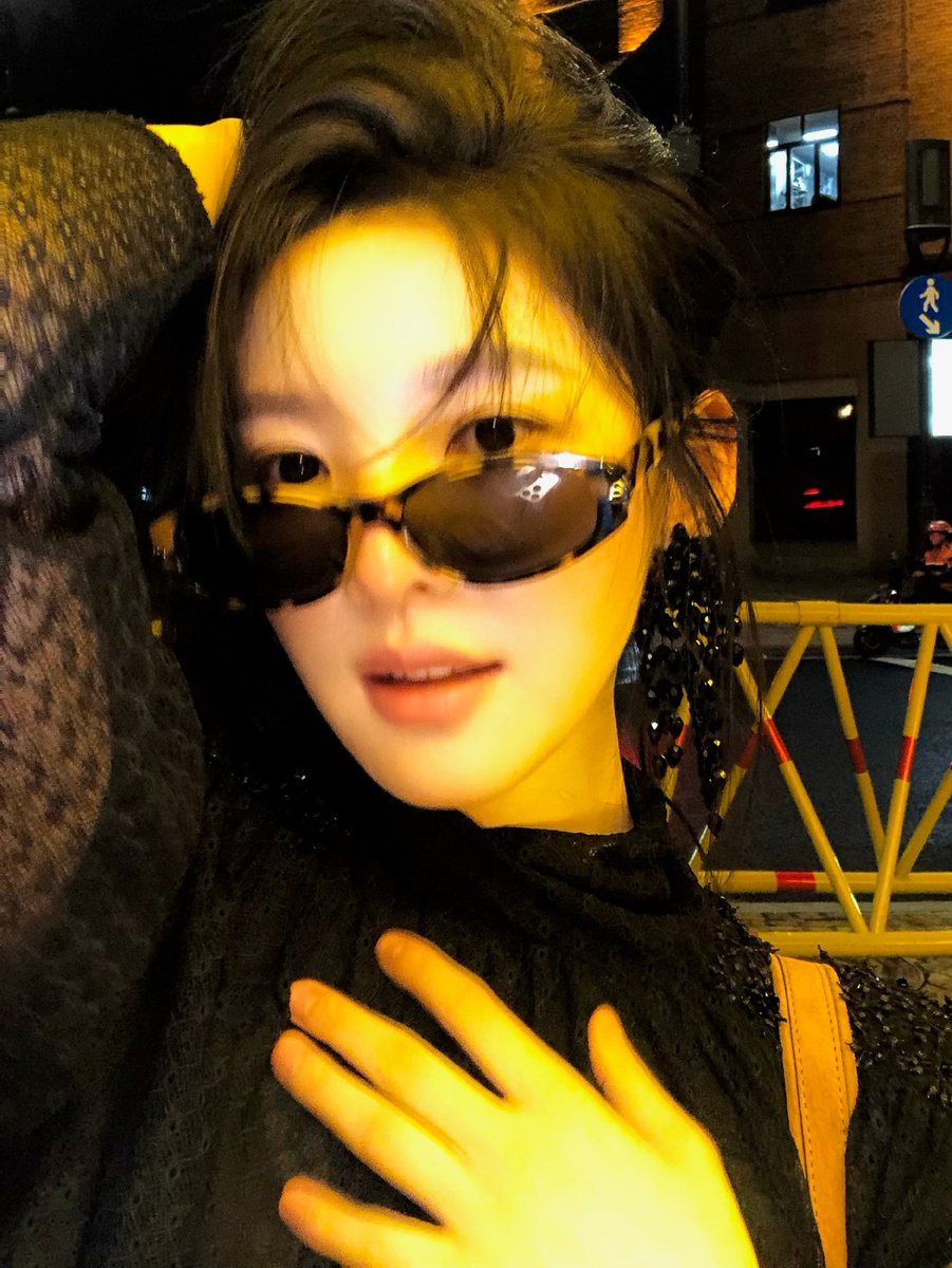 rruonans's tweet photo. Zhang Ruonan getting ready for Paris Fashion Week with ISABEL MARANT 🖤

(1/4) https://t.co/aJ7zjgDuis