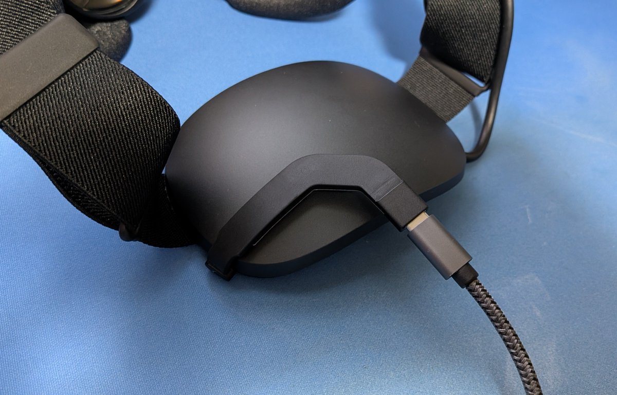 _T9u's tweet photo. SteamFrameの充電ポートの位置があまりに悪いのでスマホ用のL字コネクタをつけてみた　https://t.co/SXyWOtTnin https://t.co/IDcZDmdJtr