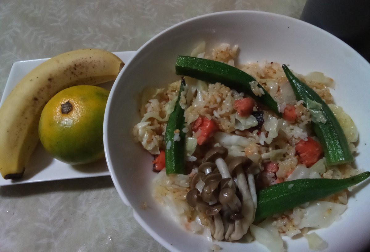 ainaokochi's tweet photo. 一品料理にゃ晩飯～
ペペロンチーノ混ぜご飯！
ご飯
+焼き鮭
+キャベツ･オクラ･しめじ
+#ペペロンチーノ(#あえるパスタソース)
バナナにみかん添え♪
５６０ｋ強
#晩ご飯 #晩ごはん #夕食 #味日本 https://t.co/MnAA46Lh26