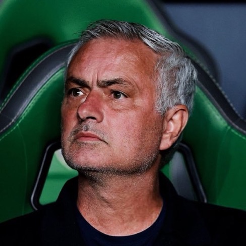 TouchlineX's tweet photo. 🚨 𝗡𝗘𝗪: José Mourinho TURNED DOWN Portugal for Real Madrid!

The Portuguese FA approached Mourinho ahead of the World Cup, but he chose to answer Florentino Pérez’s call instead.

Out of loyalty to the Real Madrid president, Mourinho decided to return to the club to help a friend in a difficult situation.

— @diarioas