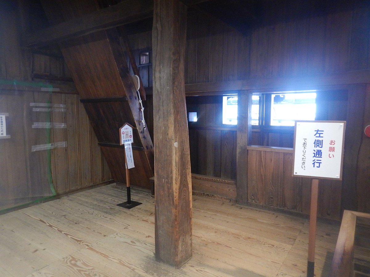 sawahiko54's tweet photo. 丸岡城ver耐震補強��事ー2
・天守二階ー①
　　　三階（最上階）ー②　
　　　高欄の部分は工事中は撤去されている様な（窓の外側にあるのは高欄の部材だろうか？）ー③ https://t.co/GS6FBOQUDM